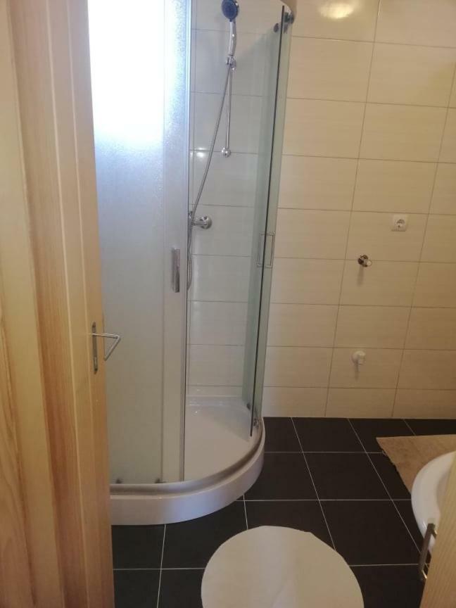 Sobe Na Vinskoj Cesti Zmajevac Apartment Exterior photo
